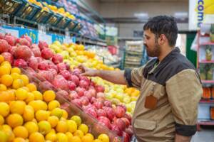 میوه ۴۵ درصد ارزانتر از سطح شهر در میادین و بازارهای میوه و تره بار به فروش می رسد