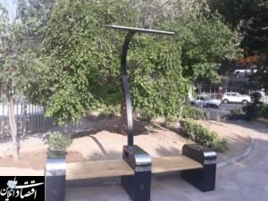 نصب نیمکت های هوشمند خورشیدی در منطقه دو