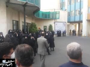 فیلم تجمع کارکنان وزارت کار در اعتراض به عبدالملکی/واکنش وزیر کار به اعتراضات کارمندان