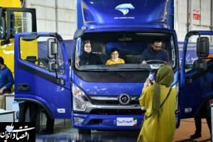 استقبال بازدیدکنندگان از کامیونت آترین پلاس در نمایشگاه مشهد