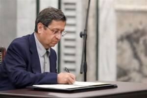 حمایت قاطع وزیر اقتصاد از پروژه‌های مبارزه با پولشویی