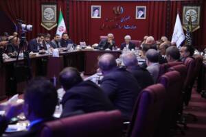 دولت و بازار بر سر میز توسعه؛ وزیر اقتصاد قول رفع موانع تولید و صادرات را داد